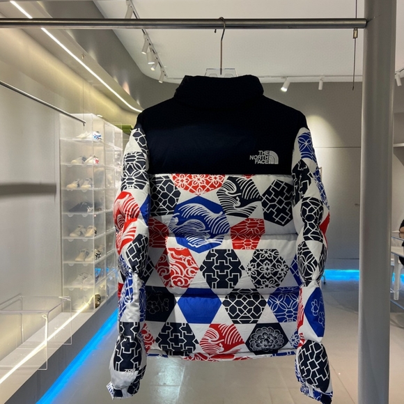 The North Face Provides warmth and protection for outdoor use in winter excelle